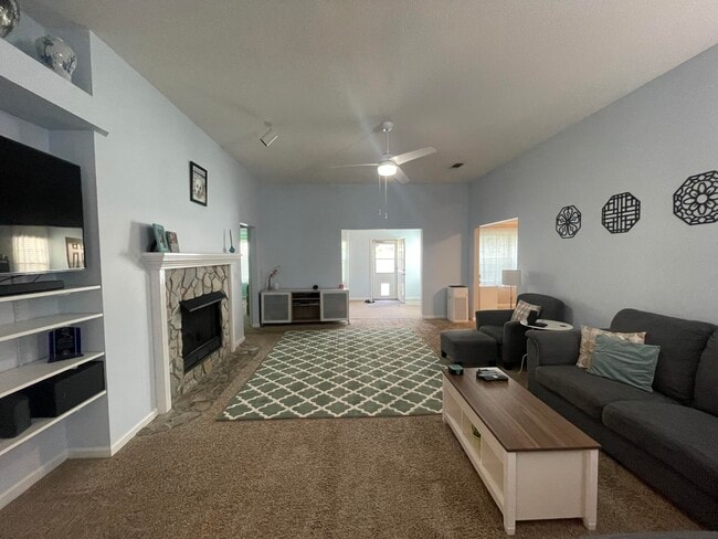 Photo - 1902 Mistral Ln E