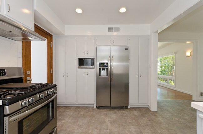 Photo - 8410 Harold Way