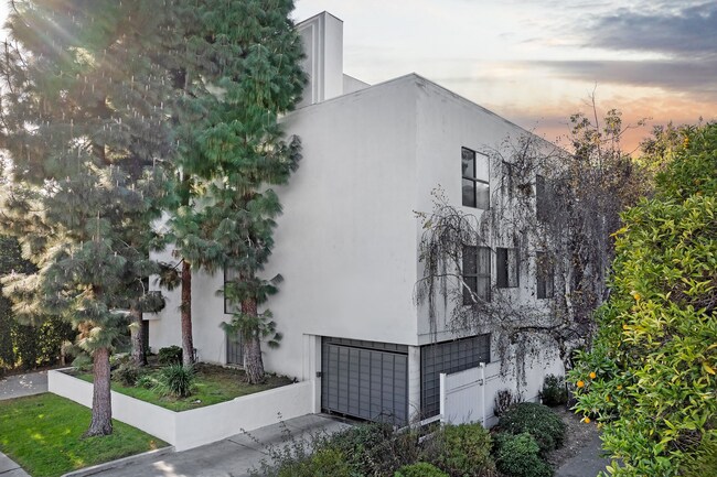 Photo - 1527 Veteran Ave