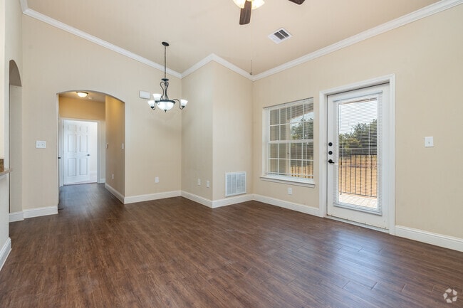 2 habitaciones, 2 baños, 850 pies cuadrados, sala de estar - Pioneer Crossing Burkburnett Seniors