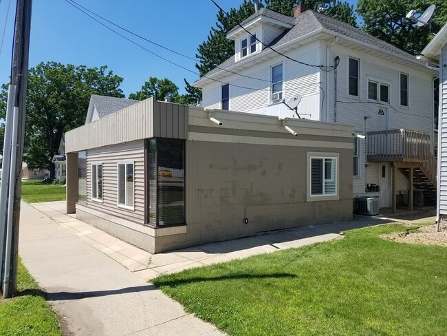 Building Photo - 1002 Burr Unit B