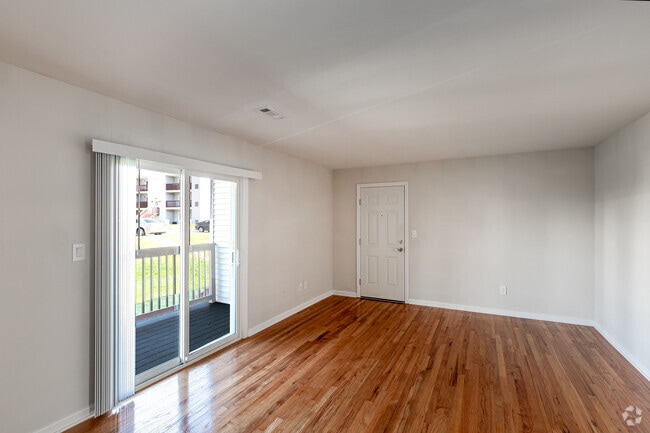 2BR, 1BA (995sqft) - Living Room - Hamden Ridge Apartments