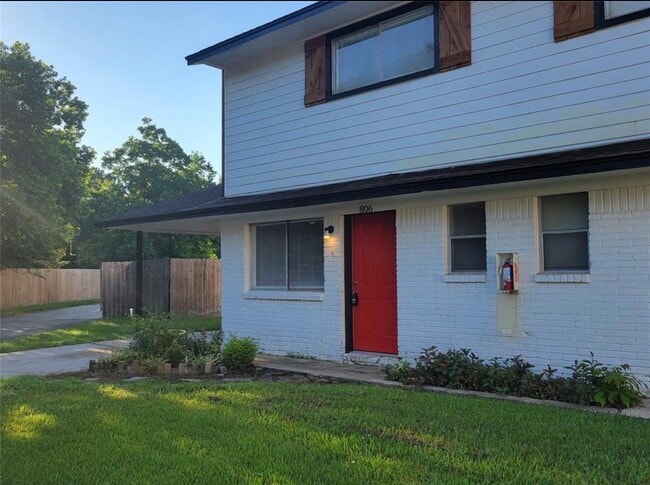 Building Photo - 806 Danna St