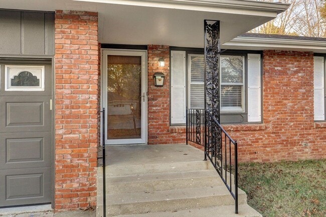 Photo - 3 Bedroom | 2 Bathroom | 2 Car Garage | Springfield MO | Fenced Back Yard!