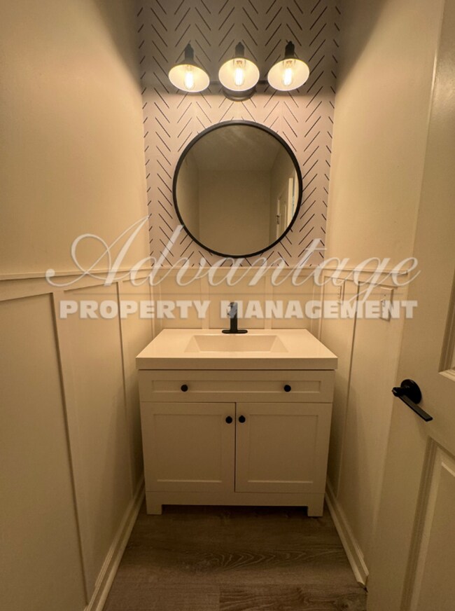 MOVE IN READY Modern Downtown C... House House Rental in