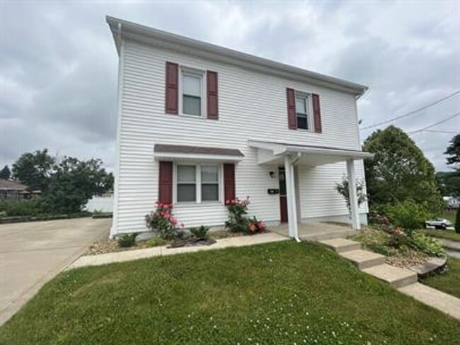 Building Photo - 207 Sycamore St Unit A