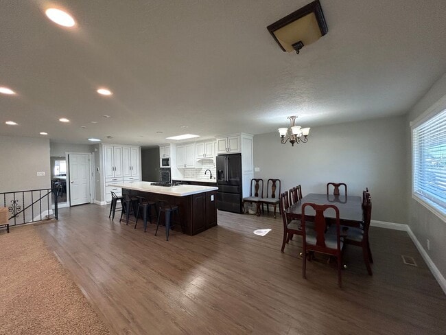 Photo - 5 Bedroom 3.5 Bathroom in Orem!