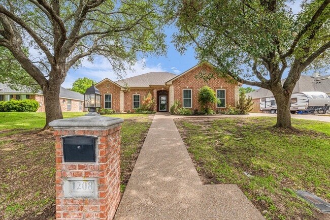 Photo - 1208 Heritage Way Dr House