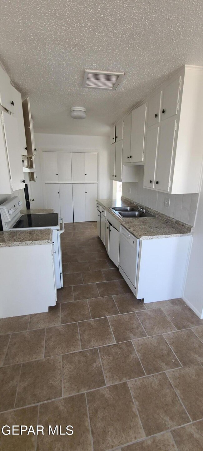 Photo - 8607 Mettler Dr