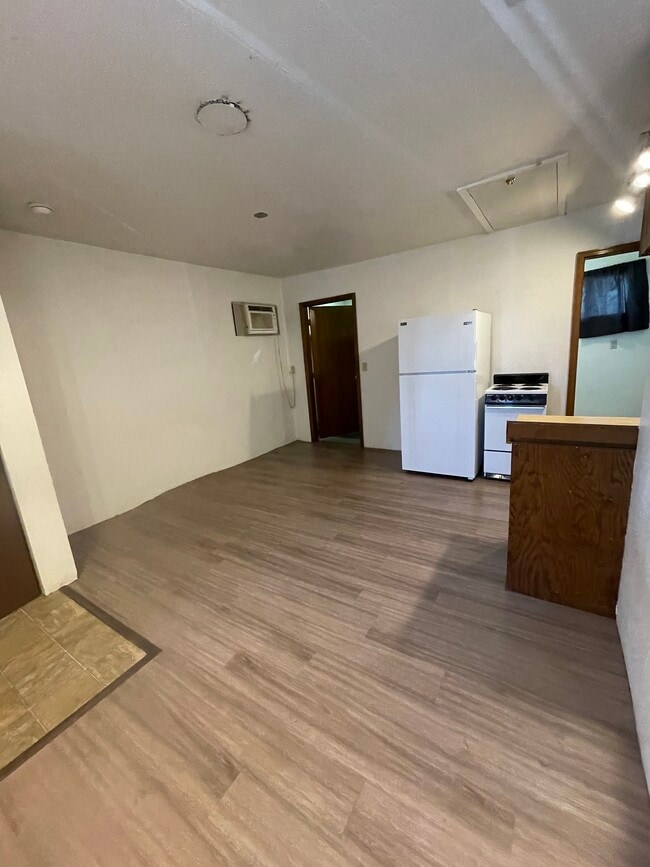 Building Photo - 1300 NE Williams St Unit #4