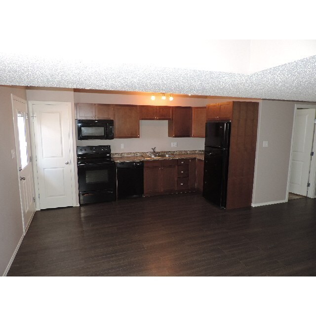 Photo - 220 26 St