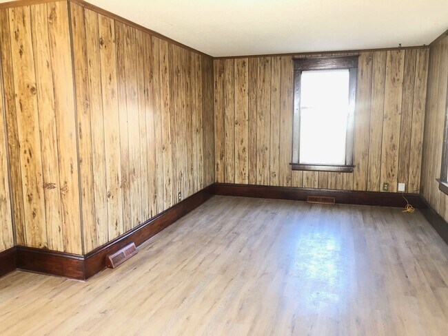 Photo - Attractive, recently remodeled, 2BR home in Bloomington. Central air and dog friendly