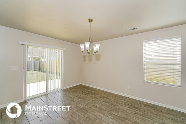 Photo - 855 Hawthorn Ln