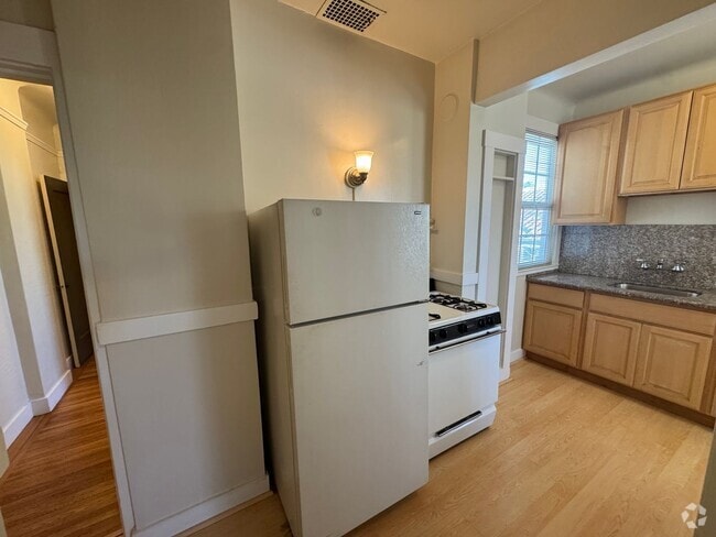 Building Photo - Large 1 Bedroom/1 Bath - Quiet Neighborhoo... Unit Apt 2417