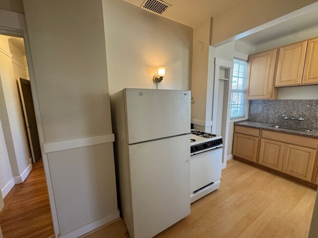 Large 1 Bedroom/1 Bath - Quiet Neighborhoo... - Large 1 Bedroom/1 Bath - Quiet Neighborhoo... Unit Apt 2417