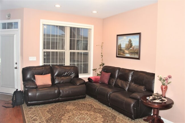 Photo - 2492 Waterbury Ln