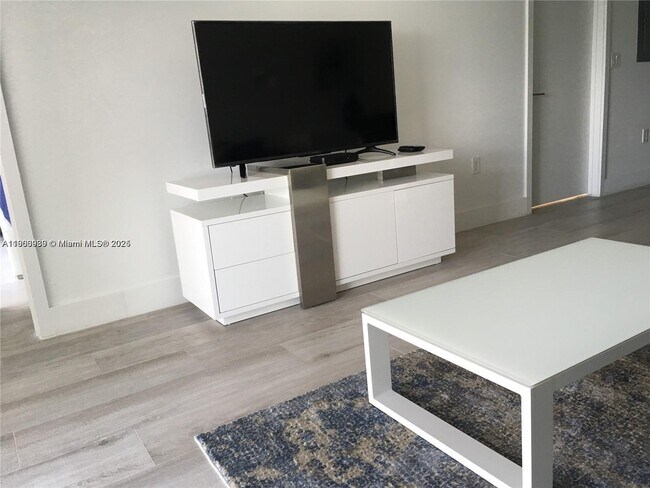 Photo - 121 NE 34th St Unidad 3011