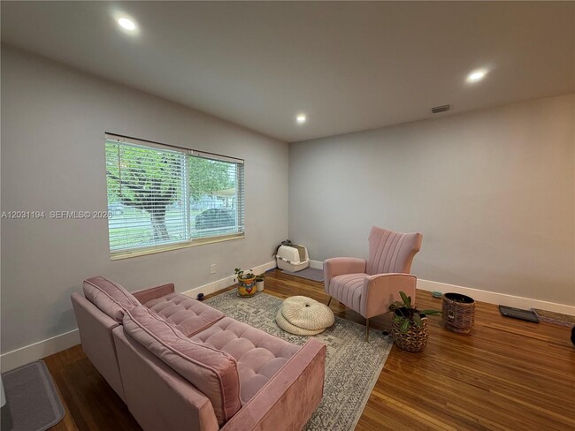 Photo - 1155 NE 111th St Unit E