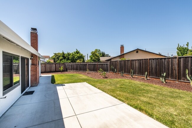 Photo - 3 bedroom, 2 bath home on a corner lot clo...