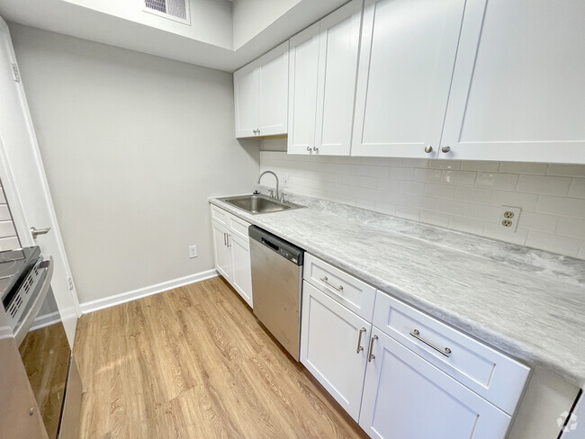 1BR, 704SF - RENOVATED UNIT - RIVERSIDE OAKS APARTMENTS