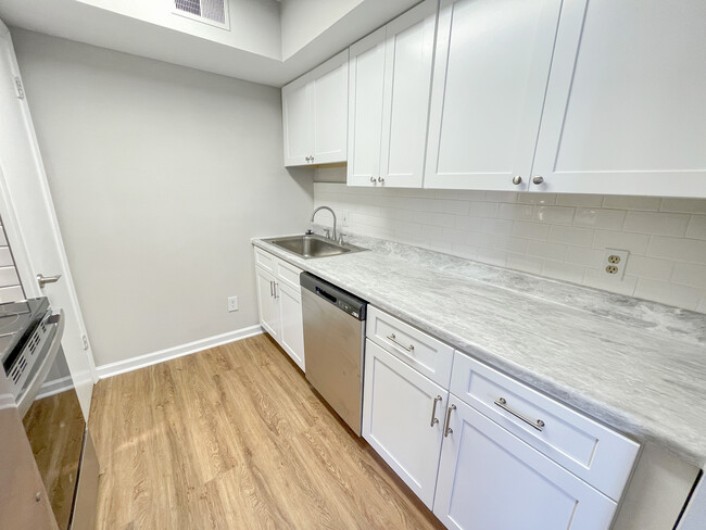 1BR, 704SF - RENOVATED UNIT - RIVERSIDE OAKS APARTMENTS