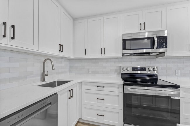 Photo - 887 Somerset St W Unit 302