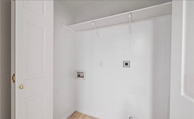 Laundry room - 1006 W Avenue B