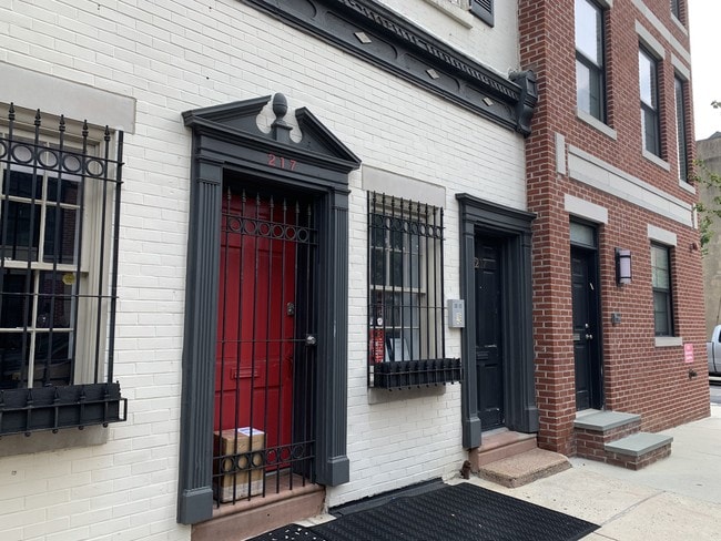 Outside - 217 Vine St Unit Old City Bi Level apt 1R
