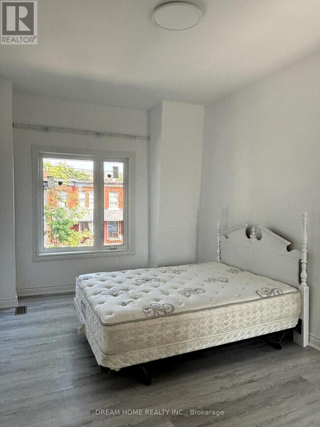 Photo - 262 Clinton St