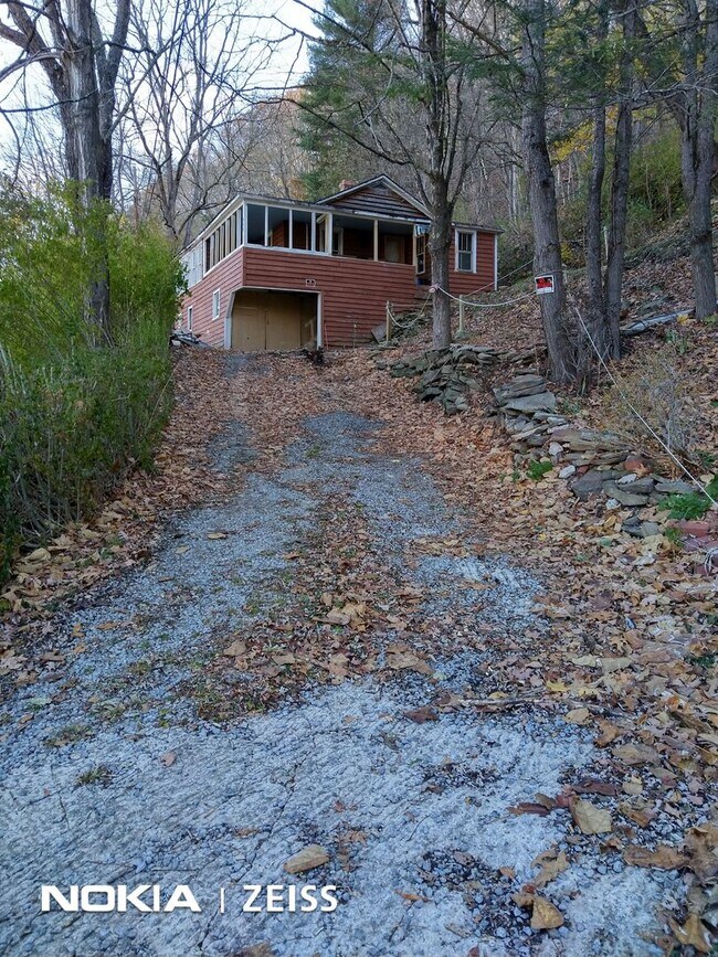 Cozy 2 bed 1 bath deck house with enclosed... Rental House Rental in