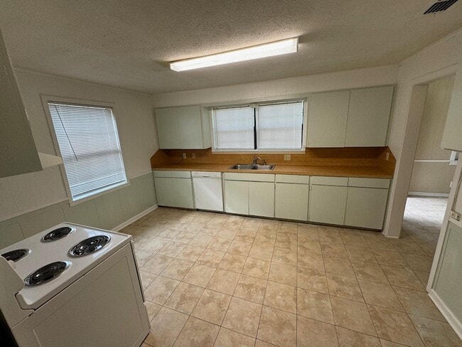 Photo - 310 Birdie Pl