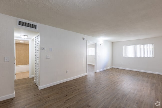 2 habitaciones, 1 baño, 936 pies cuadrados, comedor