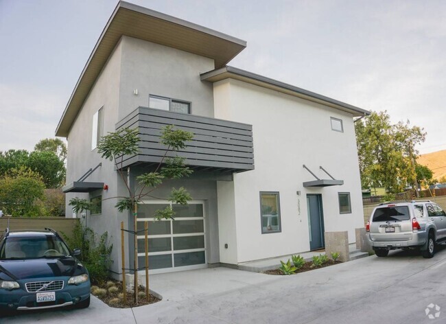 Building Photo - Modern Style 3-Bedroom House with Fenced Y...