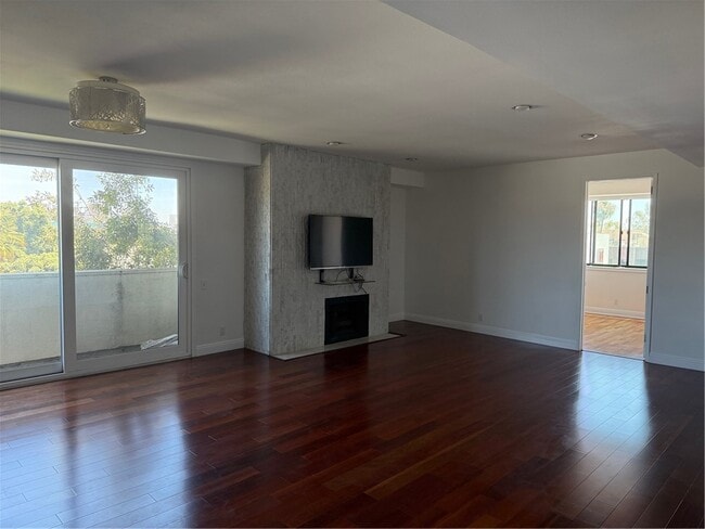 Photo - 116 N Swall Dr Unit 402