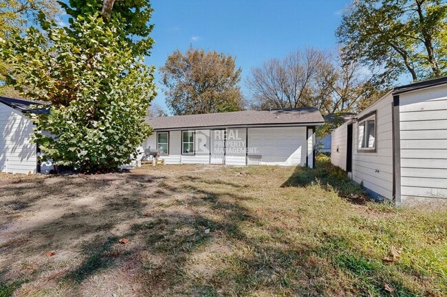 Photo - 631 W Baker St