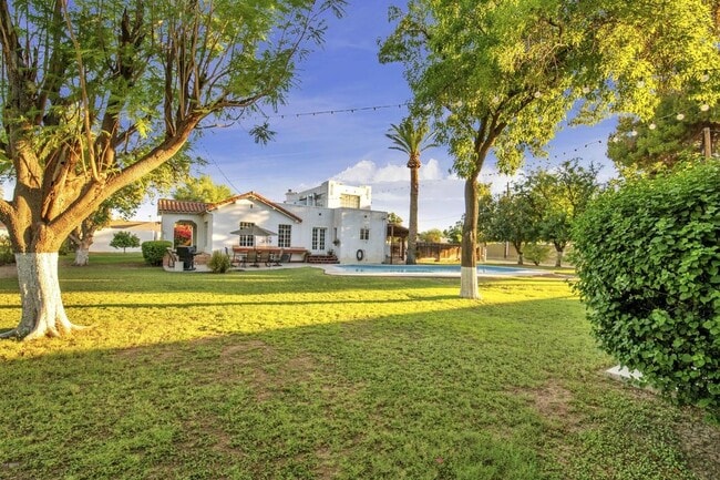 Yard view - 712 W Manhatton Dr Unit Main House