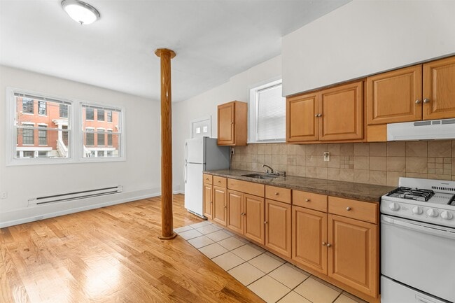 Building Photo - 302 Grand St Rental