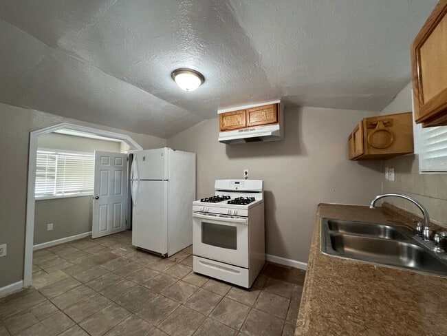 Building Photo - 283 W Pinedale Ave Unit 283 W Pinedale Ave