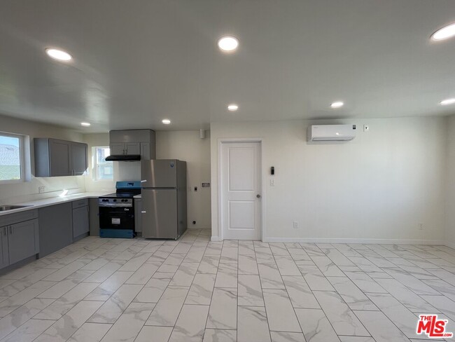 1363 1/2 W 23rd St