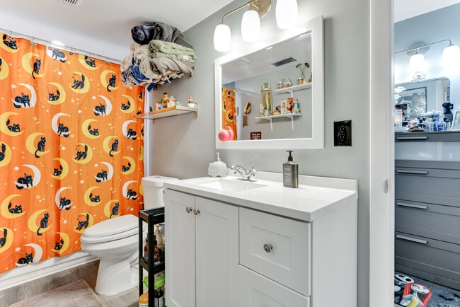 Photo - 411 Nottinghill Park