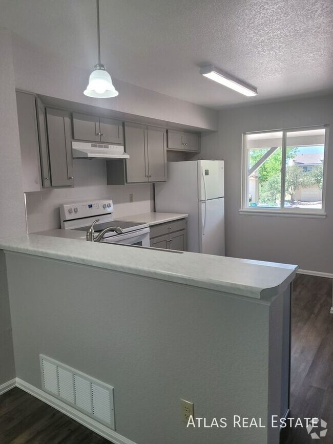 Building Photo - Full Renovated Townhome with unfinished ba...