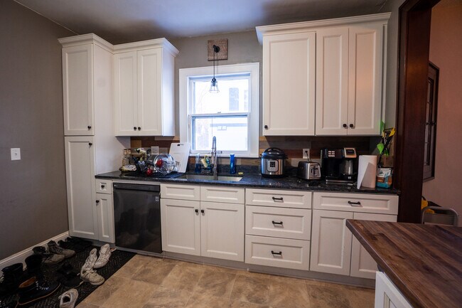 Single bowl sink with Garbage Disposal and Dishwasher - 2931 Marshall St NE House