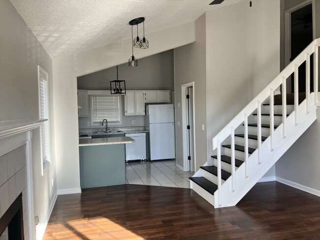 Building Photo - 145 Viking Dr