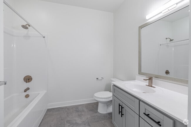 2BR, 2BA - 1362SF - Bathroom - Haverhill on Clark