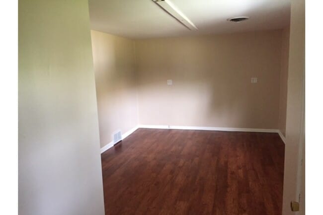 Photo - 15 Shagbark Rd
