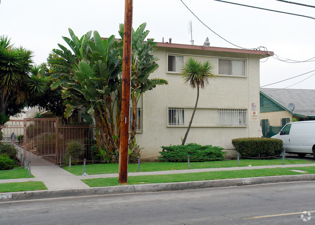 Building Photo - 621-625 W. Hyde Park Blvd. Rental