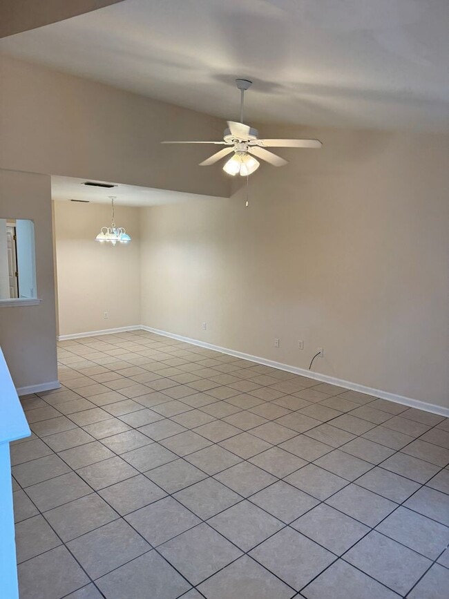 Building Photo - 3/2 Townhouse Available for Immediate Occu...