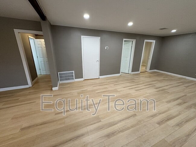 Photo - 8709 Pine Rd