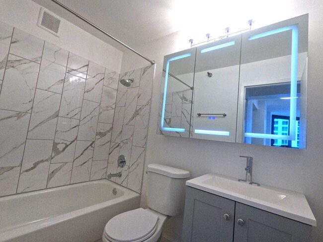 Photo - 33 W Delaware Pl Unit 11B