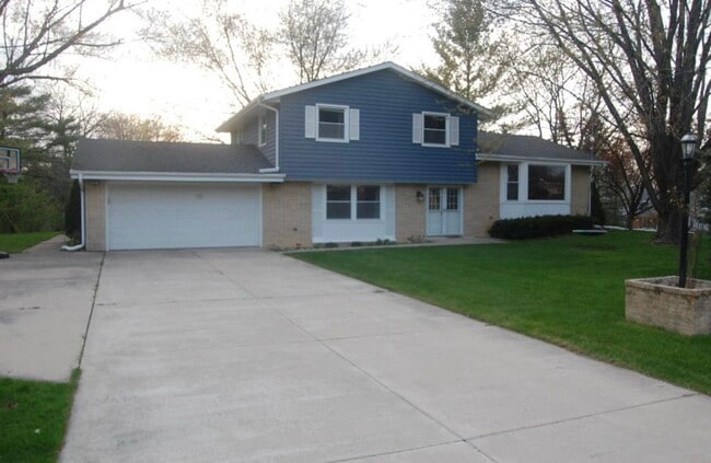 Building Photo - 4575 Coral Dr